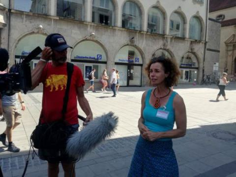 Für die Kultur-Dokumentation "Münchens schönste Plätze" erzählte Stattreisen-Rundgangsleiterin Kristin Holighaus Sagen und Geschichten über den Marienplatz