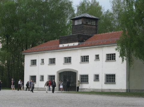 Das Bild zeigt das Hauptgebäude der KZ-Gedenkstätte Dachau