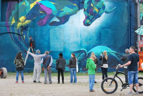 Das Wandgemälde zeigt einen Stier des Künstlerteams Graphism (Christian Weber) und befindet sich in München, Deutschland. Das Kunstwerk ist Teil der Street-Art-Szene auf dem Gelände des Viehhofs in der Tumblingerstraße.