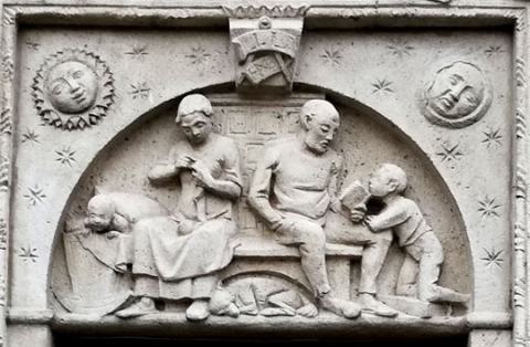 Das Bild zeigt ein Relief. Wo am Bahnhofsplatz sind diese Figuren anzutreffen?
