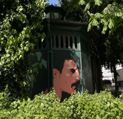 Das abgebildete Gemälde von Freddie Mercury befindet sich auf einem ehemaligen, denkmalgeschützten öffentlichen Pissoir am Holzplatz in München, Deutschland.