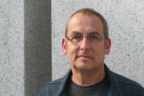 Ein Portraitfoto von Adrian Kneidl