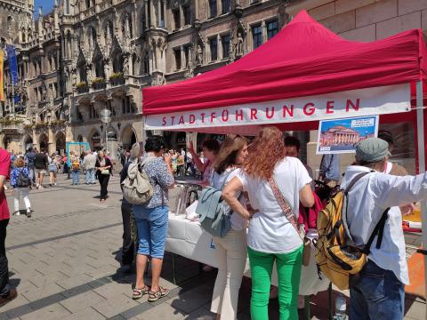 Besucher vor dem Stattreisen Infostand