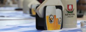 Bieruntersetzer und Besteck in Bierkrug in einem Biergarten