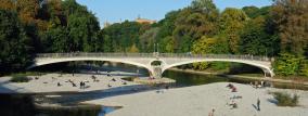 Brücke über den Isarstrand mit Badenden