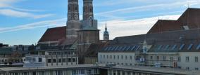 Blick auf die Münchner Altstadt mit Frauentürmen