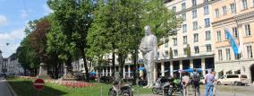 Statue Montgelas und im Hintergrund der Bayerische Hof