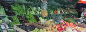 Obst und Gemüse in einem Marktstand