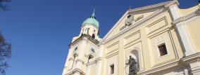 Josephsplatz Kirche mit blauem Himmel