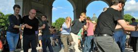 Viele Menschen tanzen Swing im Hofgarten