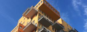 Oranges Hochhaus mit vielen Balkonen