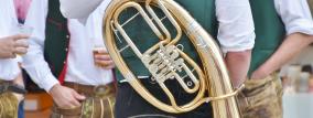 Männer in Lederhosen mit Tenorhorn