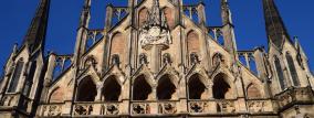 Fassade des neuen Rathaus mit Zinnen, Türmen, Fenstern und Figuren