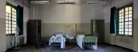 Zimmer mit Krankenbetten Altmodisches Krankenzimmer innen