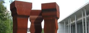 Skulptur vor der Pinakothek der Moderne