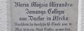 Die Inschrift nennt ein Mädchen aus Darfur begraben in Beuerberg