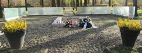 Kränze und Blumen am Ehrenhain im Friedhof am Perlacher Forst