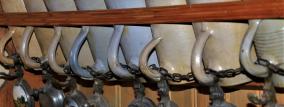 Stammkrüge müssen angebunden werden Bierkrüge angekettet