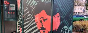 Pissoir Holzplatz mit Bild von Fassbinder