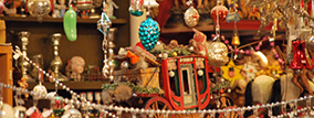 glitzernder Christbaumschmuck an einem Verkaufsstand