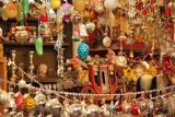 glitzernder Christbaumschmuck an einem Verkaufsstand