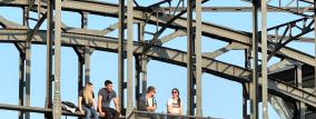 Menschen auf der Brücke