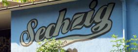 Schriftzug sechzig auf Hauswand