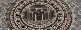 Ein Kanaldeckel mit dem Mönchswappen für München