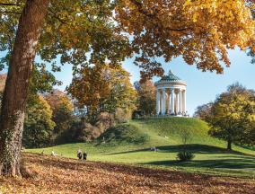 Blick auf den Monopteros im Englischen Garten in München