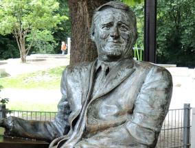 Denkmal Karl Valentin auf dem Brunnen am Viktualienmarkt in München